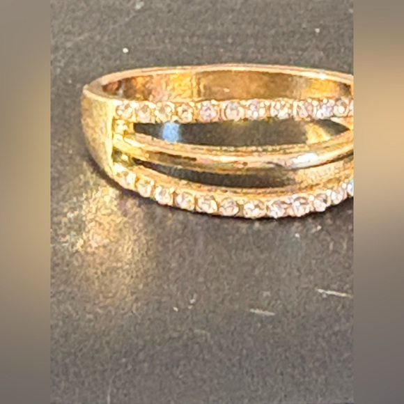 Elegant Gold and Silver Women's Ring - Picture 3 of 11